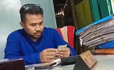 ফরিদপুরে ভূমি কর্মকর্তার টাকা নেওয়ার ভিডিও ভাইরাল